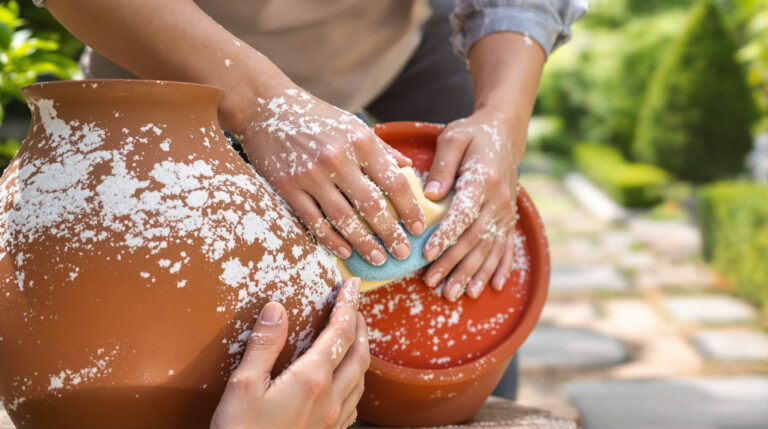 Witte aanslag op je terracotta potten? Zo krijg je ze weer schoon
